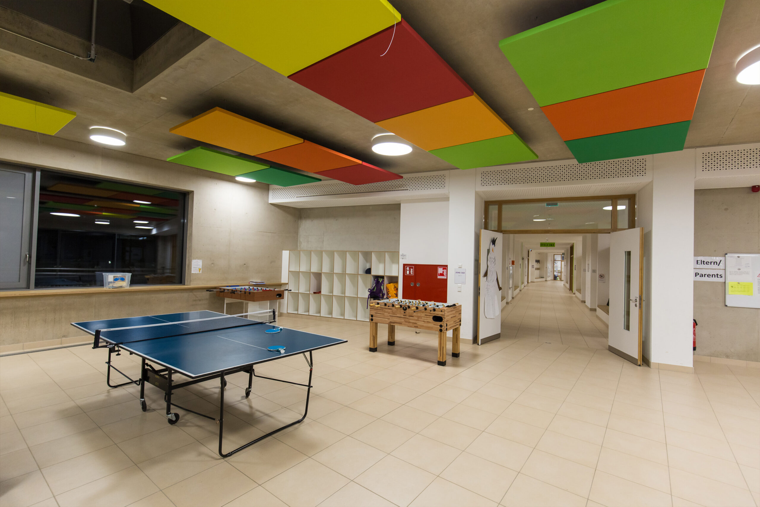 Tischtennisspiel hallt in großem Raum